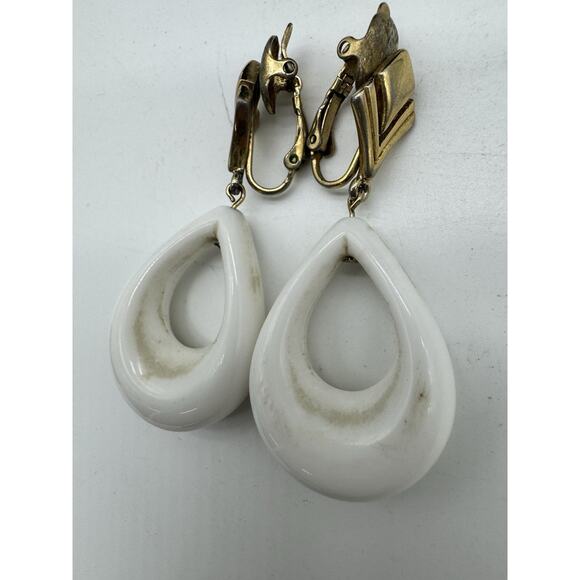 Vintage 1960’s Crown Trifari Gold Tone White Enamel Drop Clip On Earrings 2“ - Picture 1 of 5